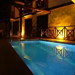 Amazon Petite Palace 4*